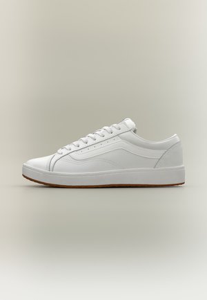 Λευκό sneaker χαμηλής κορυφής με κορδόνια, λείο δερμάτινο επάνω μέρος, διακριτικό ραμμένο σχέδιο και καφέ λαστιχένια σόλα, εμφανίζεται από την εξωτερική πλευρά.