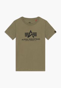 Olive krāsas kokvilnas T-krekls ar īsām piedurknēm, apaļu kakla izgriezumu, un melnu grafiku ar uzrakstu "Alpha Industries" un logo priekšpusē.