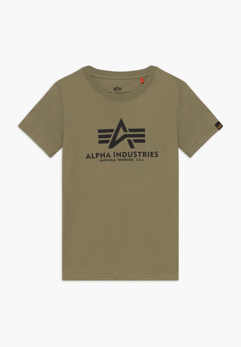 Olive krāsas kokvilnas T-krekls ar īsām piedurknēm, apaļu kakla izgriezumu, un melnu grafiku ar uzrakstu "Alpha Industries" un logo priekšpusē.