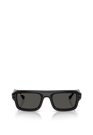 Gafas de sol Ray-Ban negras rectangulares con monturas gruesas y lentes tintadas oscuras, mostradas de frente sobre un fondo blanco.