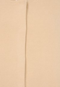 Beige gebreide stof met een gladde textuur, met een verticale naad in het midden. Geen zichtbare patronen of hardware.