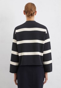 Navy-blau gestreifter Strickpullover mit weißen horizontalen Streifen, ¾-langen Ärmeln, einem runden Ausschnitt und einer lockeren Passform, aus strukturiertem Stoff.