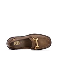 Zapato de piel marrón tipo slip-on con un acento de hardware dorado, punta redondeada y textura suave. Logo visible en el interior del zapato.