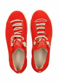 Sneakers in suede rosso con lacci beige, punta arrotondata e dettagli testurizzati. L'interno presenta una soletta imbottita per il comfort.