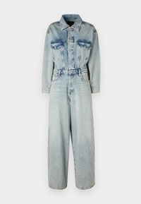 Lyseblå denim jumpsuit med lange ermer, krage, to brystlommer, belte i midjen og vide bukser. Glatt tekstur, klassisk design.