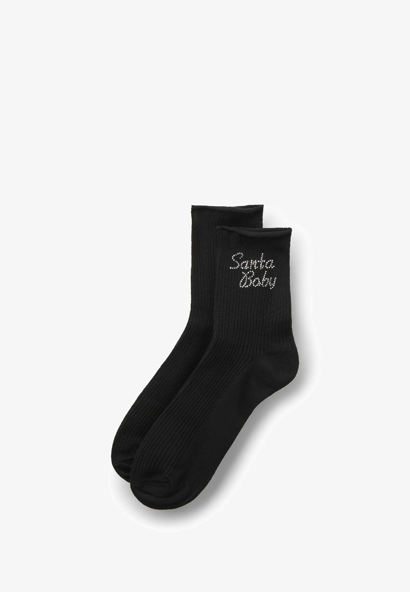 Schwarze, gerippte Socken mit dem Schriftzug "Santa Baby" aus silberfarbenen Strasssteinen an der Seite. Material aus Baumwollmischung, mittellange Länge bis zur Wade, nahtlose Zehenverarbeitung.