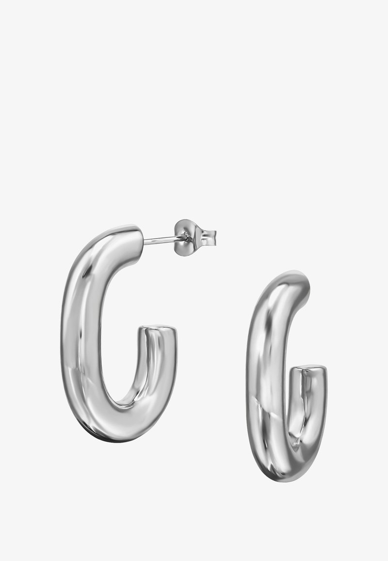 Zilveren hoepel oorbellen met een gladde, reflecterende oppervlakte, een gebogen ontwerp en een post-sluiting.