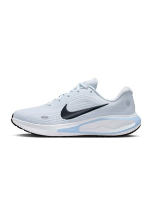 Vaaleansininen Nike juoksukenkä, jossa musta Swoosh-logo, valkoinen pohja sinisillä yksityiskohdilla ja nauhoitus, kuvattu sivuprofiilista.