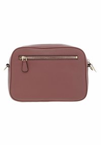 Bolso rectangular de hombro en piel texturizada de color burdeos; cuenta con un bolsillo con cremallera dorada en la parte frontal y una base plana para mayor estabilidad.