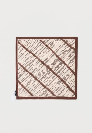 Kvadrātveida audums ar krēmkrāsas fonu, brūnām diagonālām svītrām, kas sastāv no plānām paralēlām līnijām, un vienmērīgu brūnu maliņu.