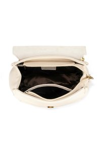 Světle béžová kožená kabelka s hladkým povrchem, klopovým uzávěrem a několika vnitřními přihrádkami. Černé podšívání zobrazuje vzor loga.