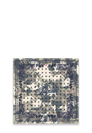 Bandana carré avec motif camouflage gris et beige, bordure paisley bleu foncé et texte « Interdit » au centre.