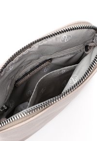 Reißverschlussgeldbörse aus hellbeigem Leder mit grauem Stoffinterieur. Mehrere Fächer mit dezentem Logo-Muster, einschließlich Kartensteckplatz und Reißverschlusstasche.