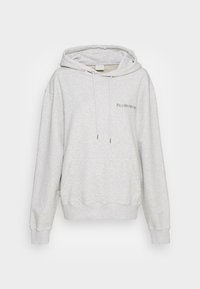 Sudadera gris clara hecha de un tejido suave, con capucha ajustable, bolsillo frontal, puños acanalados y un pequeño logotipo bordado en el pecho.