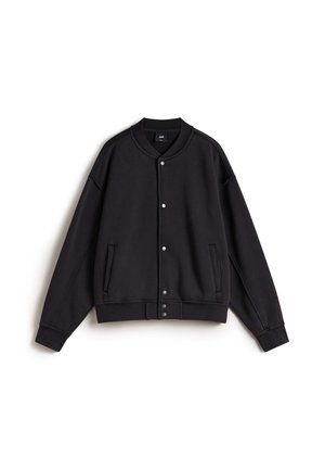 Schwarze Sweatjacke mit Druckknopfverschluss, gerippten Bündchen, zwei Seitentaschen und einem runden Kragen. Hergestellt aus weichem Stoff mit glatter Textur.