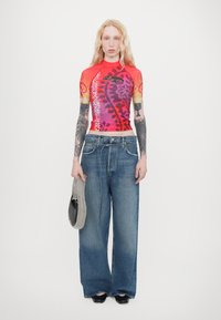 Paolina Russo SHORT SLEEVE RASH GUARD - Potiskana majica - cherry