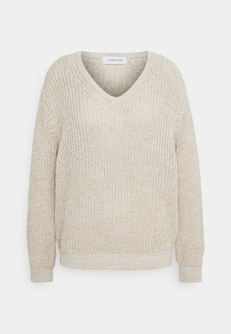 Svetr s výstřihem do V a dlouhými rukávy vyrobený z pletené béžové látky s texturovaným vzorem; má žebrovaný lem a manžety.