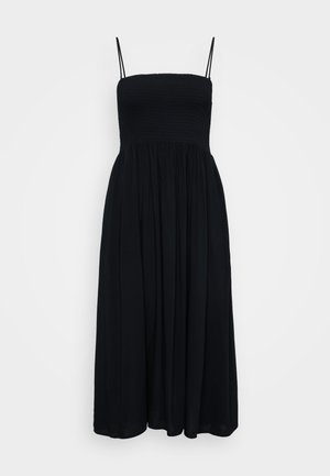 Sort maxikjole med justerbare spaghetti-stropper, smocket bodice, samlet nederdel og blødt stof for en strømmende silhuet.