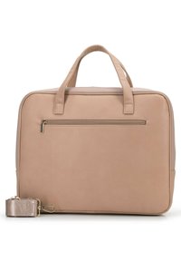 Beige lederen tas met dubbele handgrepen aan de bovenkant, een voorzak met rits, een gladde textuur en een afneembare schouderriem. Rondom afgeronde hoeken en gouden hardware.