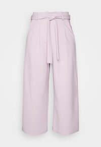 Lichtroze wijde broek met een gestrikt tailleband, geplooide voorkant en zijzakken. Soepele textuur en enkel lengte. 