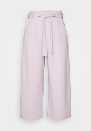 Helle rosa weit geschnittene Hose mit gebundenem Taillengürtel, gefaltetem Vorderteil und seitlichen Taschen. Weiche Textur und Knöchellänge.