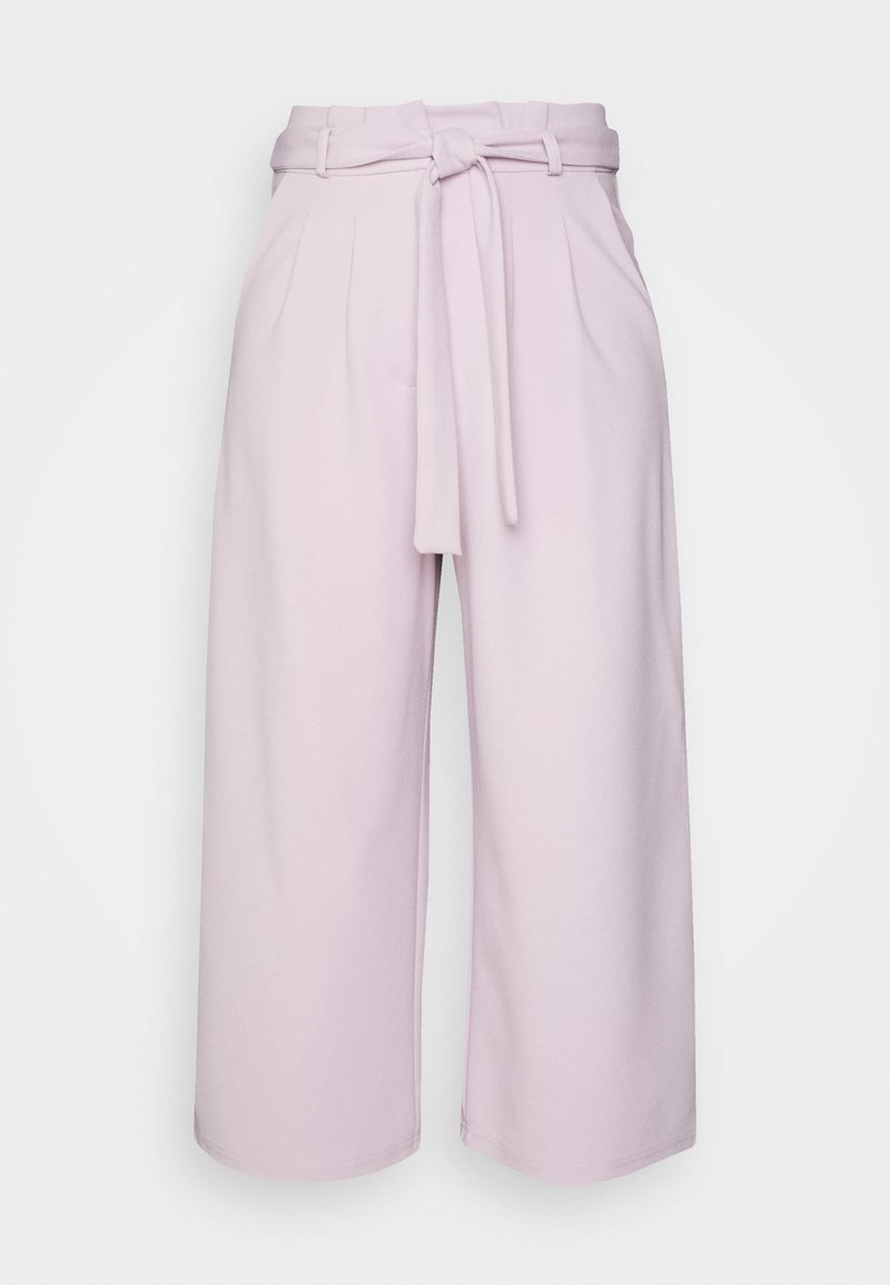 Lichtroze wijde broek met een gestrikt tailleband, geplooide voorkant en zijzakken. Soepele textuur en enkel lengte. 