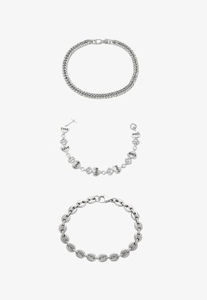 Három ezüst karkötő: egy vastag láncszemes, egy szerencsehozó karkötő szív alakú gyöngyökkel, melyeken a "love" felirat olvasható, és egy nagyobb láncszemes dizájn.