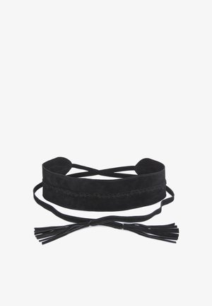 Schwarzer Taillengürtel aus Wildleder mit geflochtenem Detail, langen Bändern und Quasten vor weißem Hintergrund.