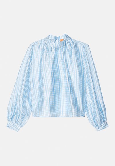 Blouse en vichy bleu clair avec manches longues, encolure froncée et poignets élastiques. Tissu lisse avec des rayures verticales et horizontales étroites.