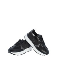 Zapatillas negras con material de malla y cuero, que presentan una suela blanca, un cuello acolchado y detalles en gris contrastantes a los lados.