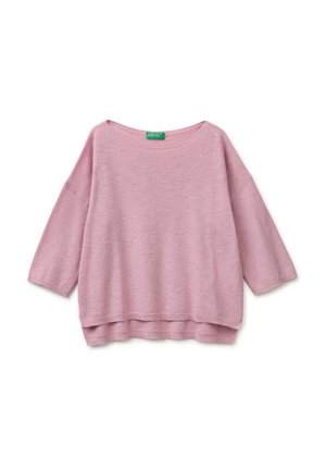 Loszittend, gestructureerd gebreide trui in licht mauve met driekwartmouwen en een ronde halslijn, voorzien van een klein groen label bij de kraag.