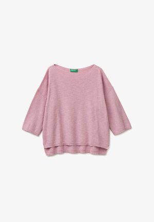 Loszittend, gestructureerd gebreide trui in licht mauve met driekwartmouwen en een ronde halslijn, voorzien van een klein groen label bij de kraag.