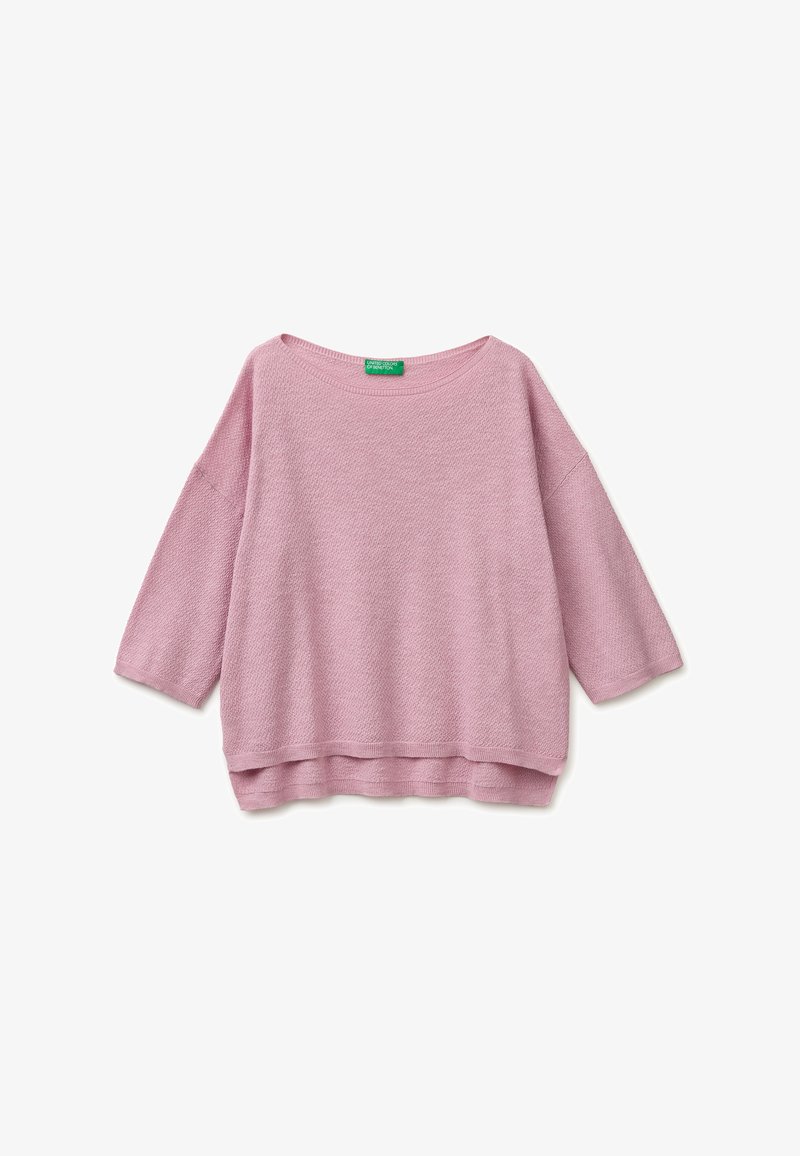 Pull à coupe ample en maille texturée couleur mauve clair avec manches trois-quarts et encolure ronde, avec une petite étiquette verte au niveau du col.