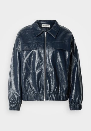 Jakna od sjajne umjetne kože u tamnoplavoj boji s patentnim zatvaračem sprijeda, ovratnikom, dva prednja džepa te elastičnim manžetama i porubom.