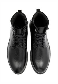 Czarne skórzane botki za kostkę o teksturowanym wykończeniu, z zaokrąglonymi czubkami, sznurowaniem i zamkiem błyskawicznym. Wnętrze wyłożone miękkim materiałem.