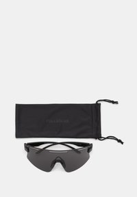 Ochelari de soare sport negri cu lentilă mare tip scut, cadru din plastic și un pouch din microfibră cu logo-ul "PULL&BEAR".