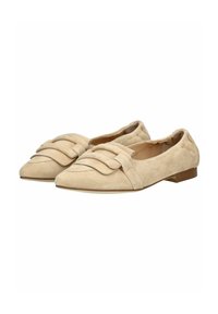 Bailarinas de ante beige con puntera afilada, que presentan detalles de capas y pliegues y un tacón bajo. Textura suave con un diseño minimalista.