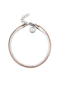 Pulsera de metal que presenta hebras entrelazadas de plata y oro rosa. Incluye un charm circular texturizado y un cierre de langosta con cadena de extensión.