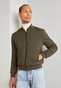 Antony Morato REGULAR FIT IN DOBBY WITH PADDING AND LOGO ON PATCH - Bombejakke - dark olive