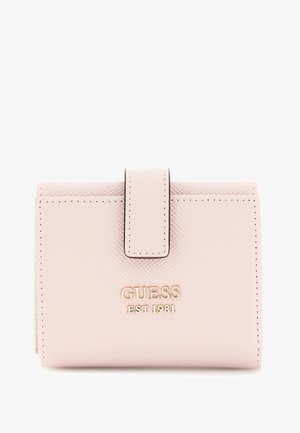 Roza teksturirana denarnica z zlato logotipom "GUESS EST 1981", magnetnim zapiranjem in šivanimi detajli. Kompaktna pravokotna zasnova.