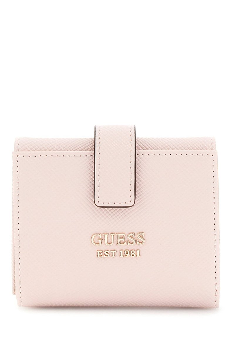 Rožinis tekstūruotas piniginės su auksiniu "GUESS EST 1981" logotipu, magnetinė užsegimo sklendė ir siūti akcentai. Kompaktiškas stačiakampis dizainas.