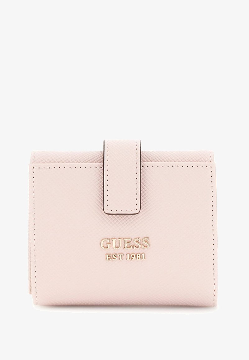 Roze getextureerde portemonnee met gouden "GUESS EST 1981" logo, magnetische flap sluiting en gestikte accenten. Compact rechthoekig ontwerp.
