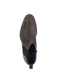 Graue Wildleder-Ankle-Boots mit elastischen Seiteneinsätzen, einer schwarzen Gummisohle und einem kontrastierenden roten und blauen Zugband an der Ferse.