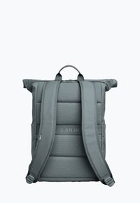 Szary plecak typu roll-top z wyściełanymi paskami, teksturowanym materiałem i centralnym paskiem z napisem "STWÓRZ OBRAZ". Zawiera dwie boczne kieszenie.