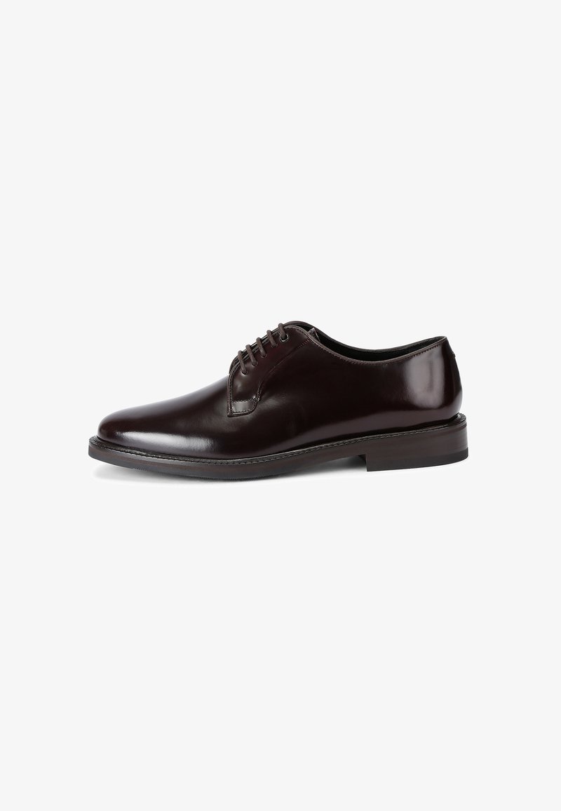 Scarpa da dress in pelle marrone scuro con finitura liscia, punta rotonda e design con sei occhielli per i lacci. Suola in gomma nera con un leggero tacco.