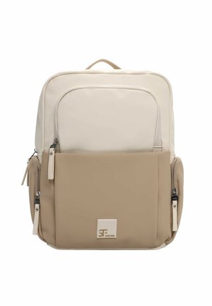 Sac à dos beige à texture lisse, doté d'une grande poche avant, de doubles fermetures éclair et d'un patch logo sur le bas avant. Design minimaliste.