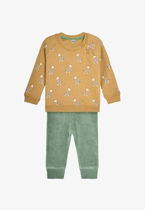 Compleu din bumbac pentru copii mici, cu un pulover muștar cu imprimeu de girafe și pantaloni din catifea verde asortați, cu manșete striate.