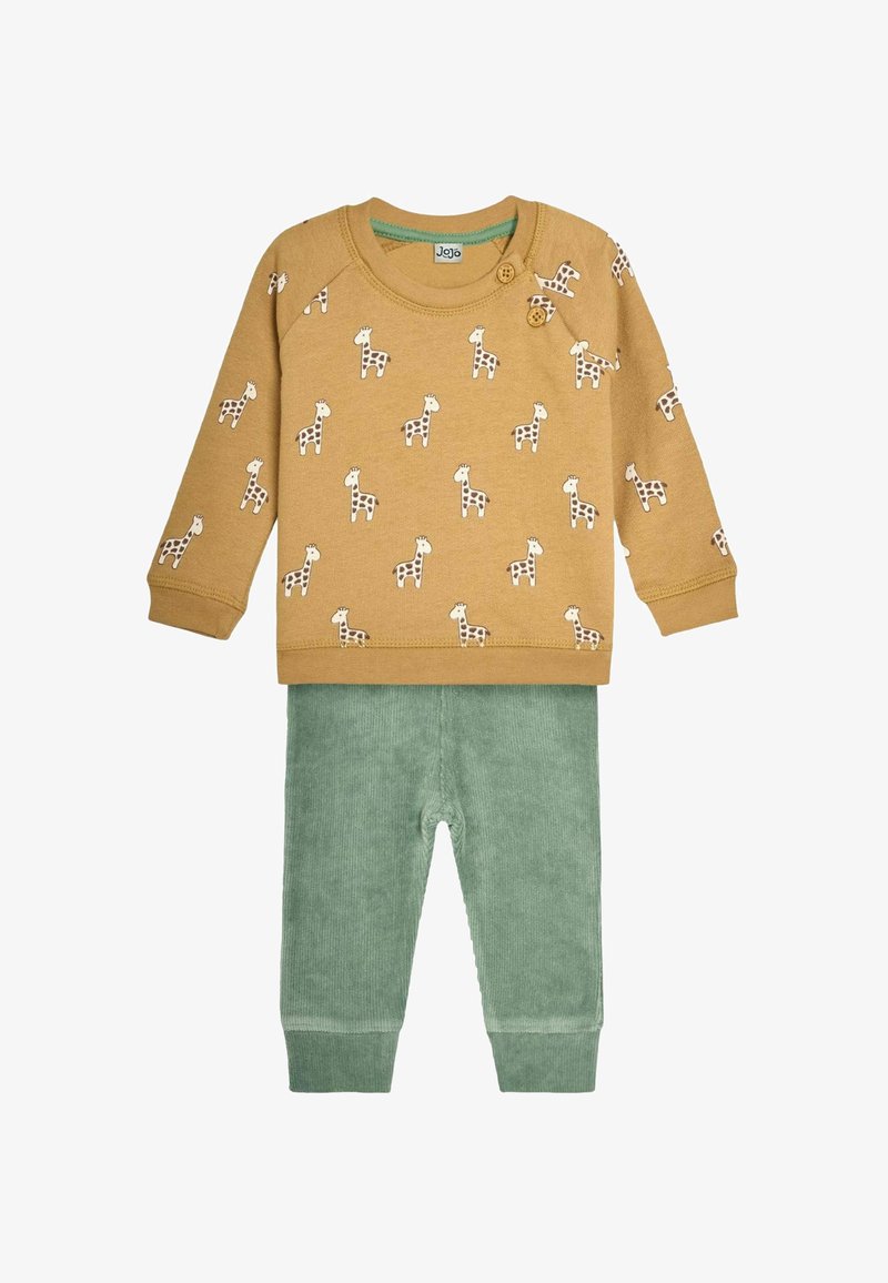 Katoenen peuteroutfit met een mosterdkleurige trui met giraffeprints en bijpassende groene corduroybroek met geribbelde manchetten.