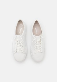 Weiße Leder Sneaker mit runder Spitze, Schnürdesign und einer strukturierten Oberfläche. Verfügt über eine gepolsterte Innensohle und eine flexible weiße Sohle.