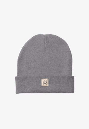 Grå strik beanie hat med en opslået design og en lille cremefarvet etiket med bogstaverne "B/R" og krydsede saks. Blød tekstur og sømløs top.